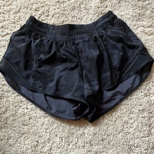 Lululemon Black camo Hotty hot high-rise lined short 2.5” size 4